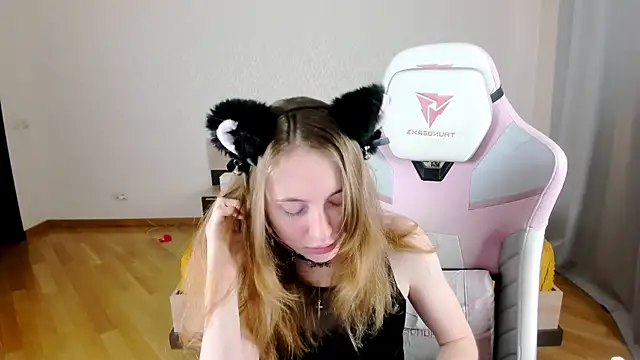 Snapshot of Cowell_Adelina chatting on 09.21.25 Cowell Adelina online show from 09.21.25