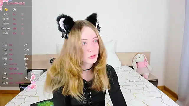 Snapshot of Cowell_Adelina chatting on 10.04.25 Cowell Adelina online show from 10.04.25