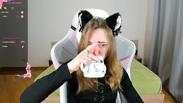 Snapshot of Cowell_Adelina chatting on 10.25.25 Cowell Adelina online show from 10.25.25