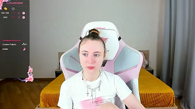 Snapshot of Cowell_Adelina chatting on 10.26.25 Cowell Adelina online show from 10.26.25