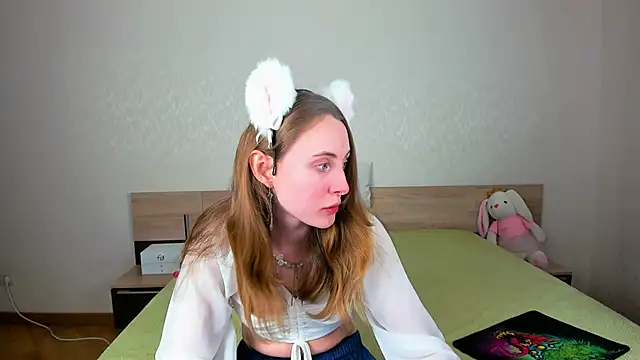 Snapshot of Cowell_Adelina chatting on 11.17.25 Cowell Adelina online show from 11.17.25