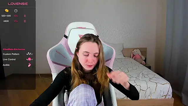 Snapshot of Cowell_Adelina chatting on 11.28.25 Cowell Adelina online show from 11.28.25