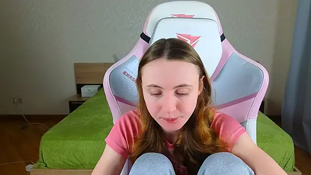 Snapshot of Cowell_Adelina chatting on 12.14.25 Cowell Adelina online show from 12.14.25