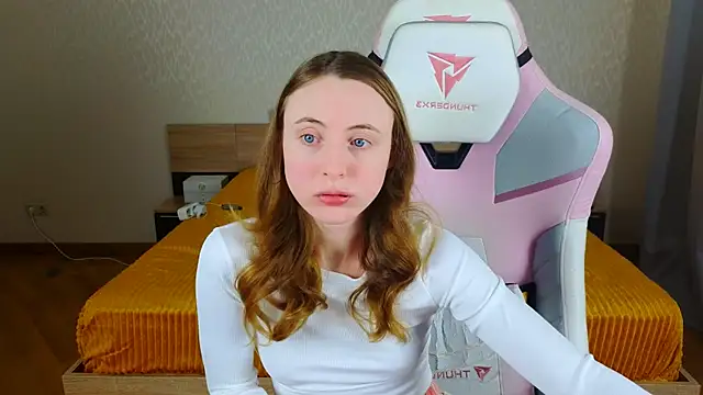 Snapshot of Cowell_Adelina chatting on 12.15.25 Cowell Adelina online show from 12.15.25