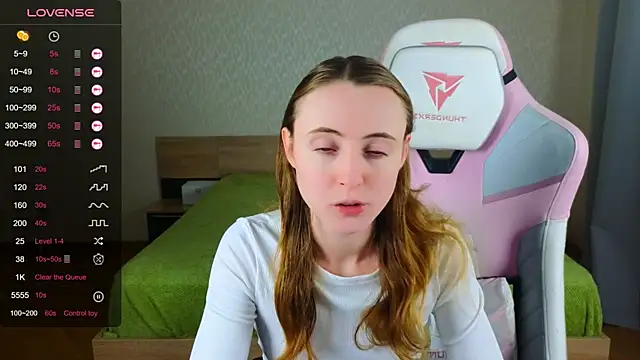 Snapshot of Cowell_Adelina chatting on 12.16.25 Cowell Adelina online show from 12.16.25