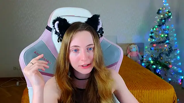 Snapshot of Cowell_Adelina chatting on 12.20.25 Cowell Adelina online show from 12.20.25