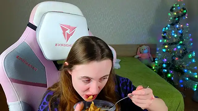 Snapshot of Cowell_Adelina chatting on 12.21.25 Cowell Adelina online show from 12.21.25