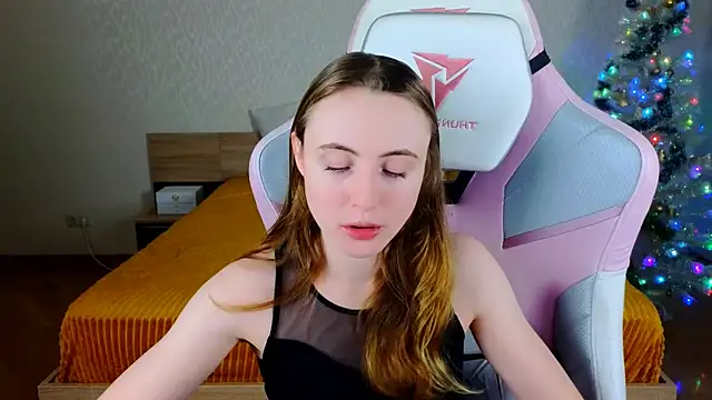 Snapshot of Cowell_Adelina chatting on 12.22.25 Cowell Adelina online show from 12.22.25