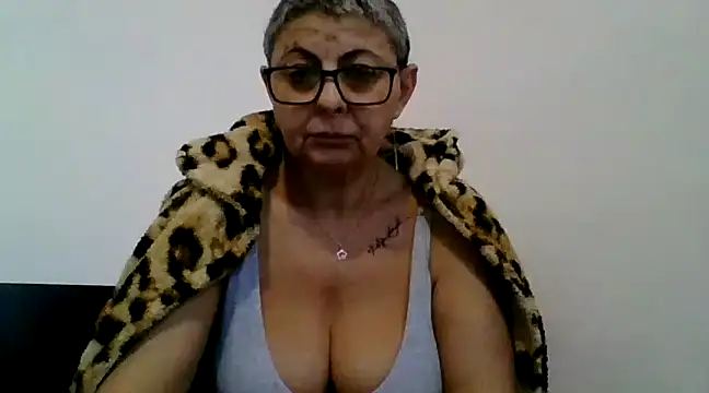 Snapshot of roseblak42 chatting on 02.04.25 roseblak42 online show from 02.04.25