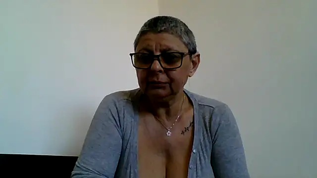Snapshot of roseblak42 chatting on 04.19.26 roseblak42 online show from 04.19.26