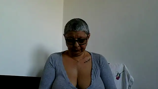 Snapshot of roseblak42 chatting on 04.25.26 roseblak42 online show from 04.25.26