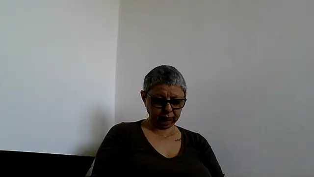 Snapshot of roseblak42 chatting on 04.28.26 roseblak42 online show from 04.28.26