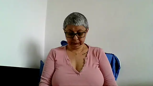 Snapshot of roseblak42 chatting on 05.09.26 roseblak42 online show from 05.09.26