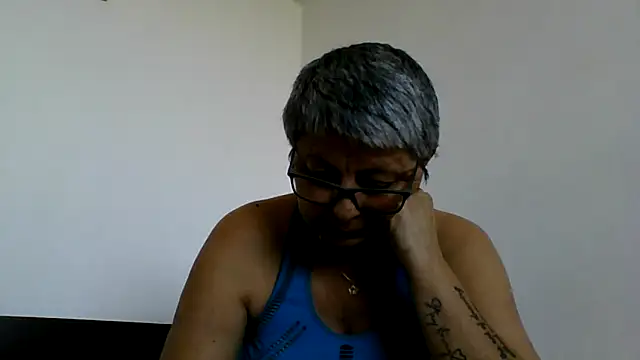 Snapshot of roseblak42 chatting on 05.28.26 roseblak42 online show from 05.28.26