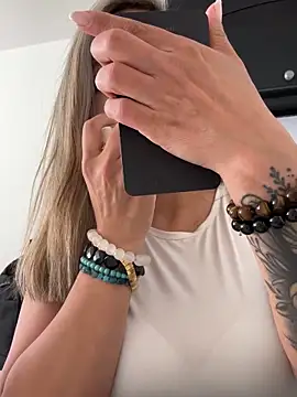  Abril-Office1 online show from 01.17.25