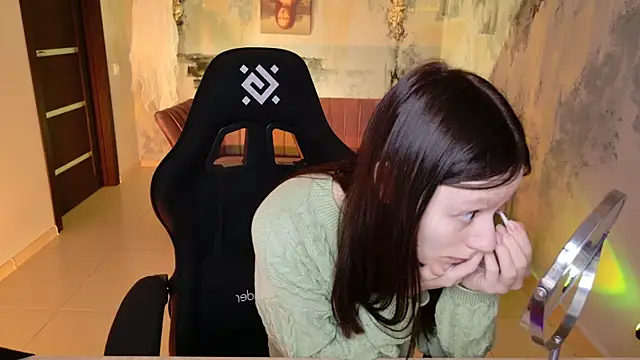 Snapshot of VeliraBraitberg chatting on 12.18.24 VeliraBraitberg online show from 12.18.24