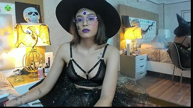 TaraaHot online show from 10.31.25