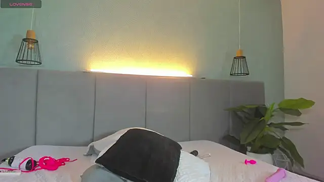 Snapshot of LiaVelez chatting on 02.19.25 LiaVelez online show from 02.19.25