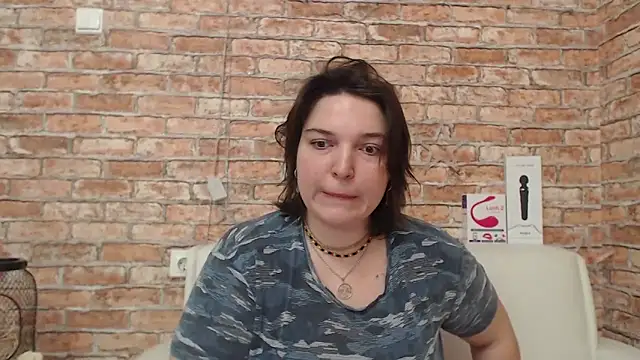 Amelia Kiss  online show from 10.25.25