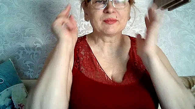 Snapshot of Aline_LoveFlowers chatting on 12.10.24 Aline LoveFlowers online show from 12.10.24