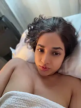 Snapshot of CuteeRose chatting on 06.18.26 CuteeRose online show from 06.18.26