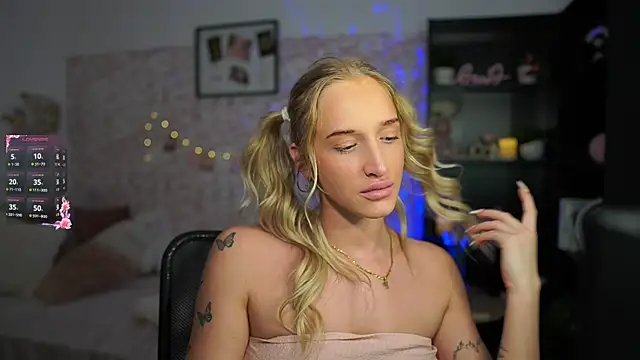 Nicolette  Shea  online show from 03.14.25