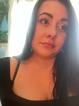 Snapshot of DaisyStreet chatting on 04.18.26 DaisyStreet online show from 04.18.26