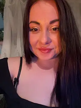 Snapshot of DaisyStreet chatting on 04.18.26 DaisyStreet online show from 04.18.26
