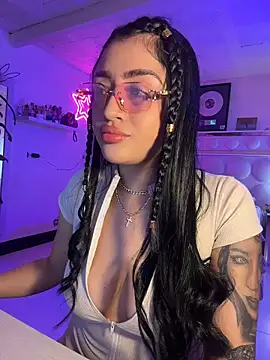 Snapshot of lucianaroy chatting on 04.19.26 lucianaroy online show from 04.19.26