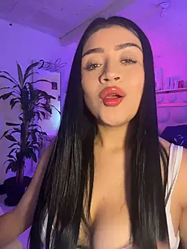 Snapshot of lucianaroy chatting on 05.02.26 lucianaroy online show from 05.02.26