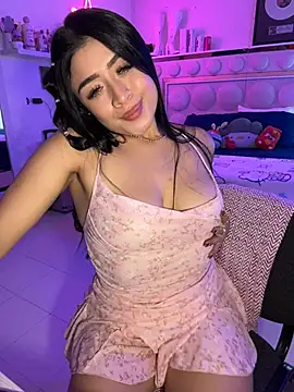 Snapshot of lucianaroy chatting on 05.19.26 lucianaroy online show from 05.19.26