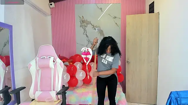 Snapshot of lia_16 chatting on 02.12.25 lia 16 online show from 02.12.25