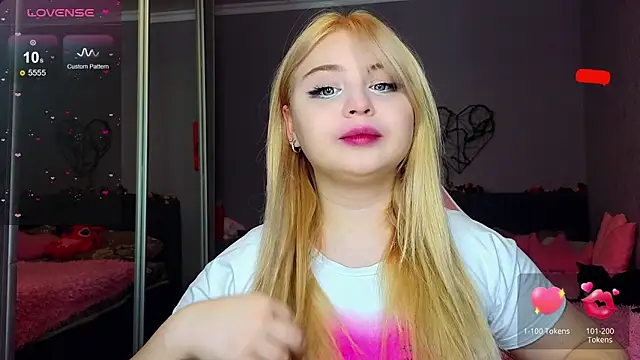 shy blondiee online show from 02.14.25