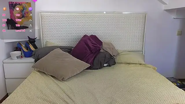 Eva Rogers  online show from 09.18.25