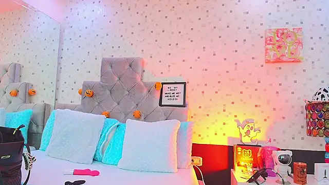 JulietaReyess online show from 10.22.25