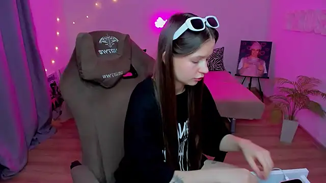 HelloRoxy online show from 11.24.25