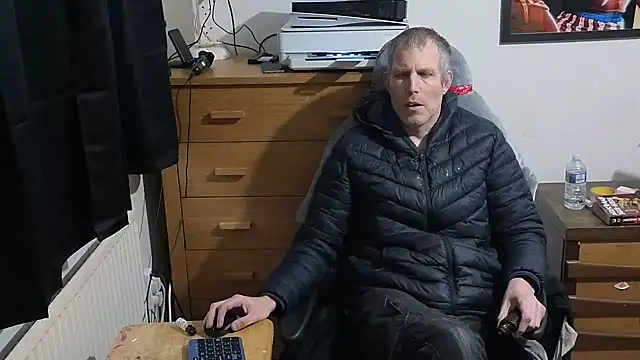 Snapshot of tall_guy323 chatting on 01.22.25 tall guy323 online show from 01.22.25