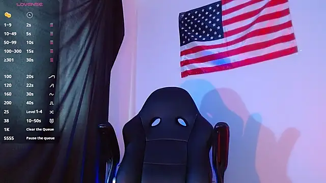 Snapshot of mike_wallace chatting on 10.13.25 mike wallace online show from 10.13.25