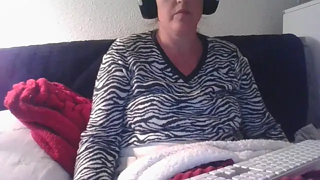 Snapshot of DragoneSFR chatting on 10.05.25 DragoneSFR online show from 10.05.25