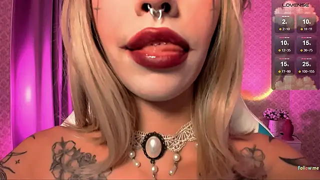 Snapshot of LeylaNoiry chatting on 10.12.25 LeylaNoiry online show from 10.12.25