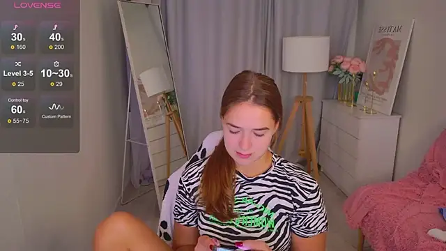 Snapshot of LovelyJessie chatting on 05.18.26 LovelyJessie online show from 05.18.26