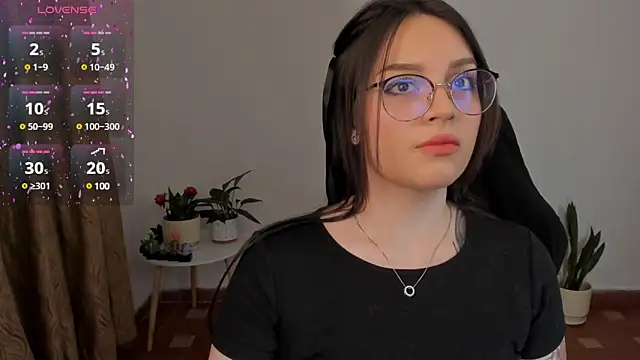 Snapshot of anaveleeez chatting on 12.08.24 anaveleeez online show from 12.08.24