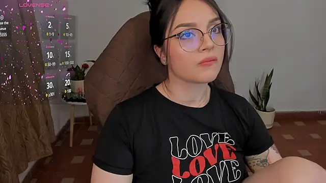 Snapshot of anaveleeez chatting on 12.18.24 anaveleeez online show from 12.18.24