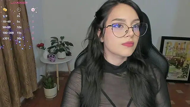 Snapshot of anaveleeez chatting on 10.15.25 anaveleeez online show from 10.15.25