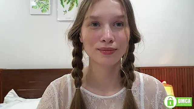 Snapshot of CutieBeauty chatting on 04.16.26 CutieBeauty online show from 04.16.26