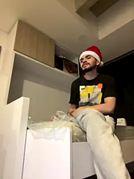 Snapshot of aangie__uwu chatting on 12.20.25 aangie uwu online show from 12.20.25