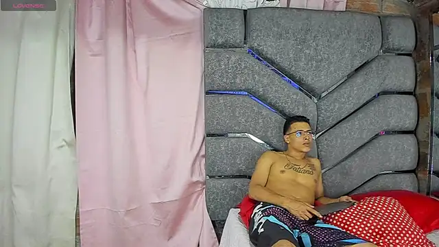 Snapshot of Latinos_couples chatting on 02.19.25 Latinos couples online show from 02.19.25