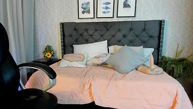 Snapshot of emma__smith1 chatting on 02.19.25 emma smith1 online show from 02.19.25