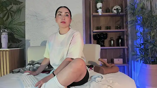 Snapshot of LIAH_IZUMI chatting on 10.15.25 LIAH IZUMI online show from 10.15.25