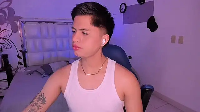 Snapshot of Niicky1_ chatting on 12.08.24 Niicky1  online show from 12.08.24